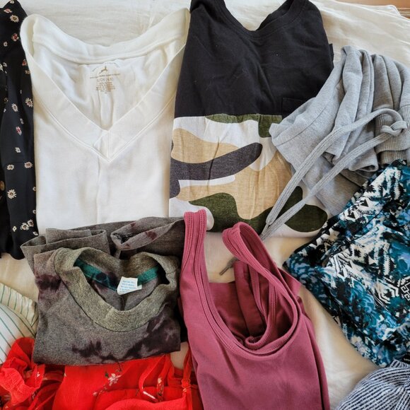 Women's LOT of 12 assorted tops pants Small & XS BUNDLE SUPER NICE great deal!! - Picture 3 of 16